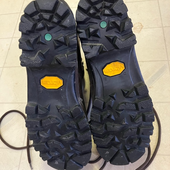 This is a size nine pair of vintage. Never worn. Non biodegradable soles. - Picture 5 of 8